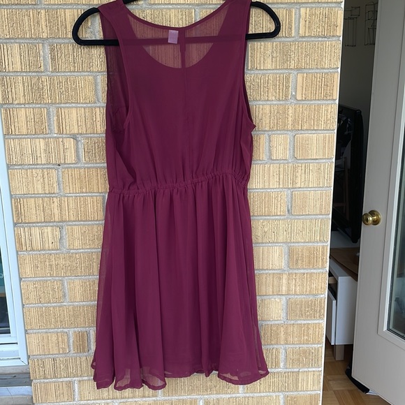 Flattering dress - Picture 2 of 2